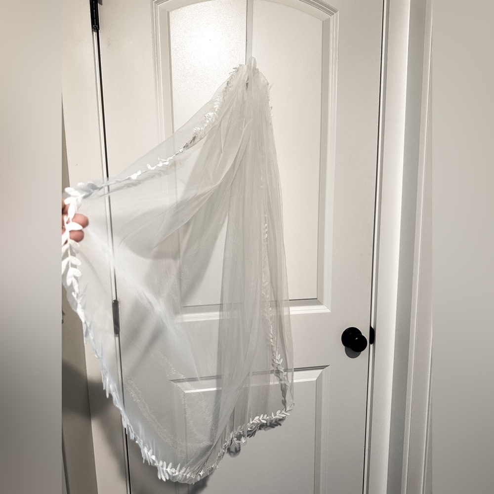 Fingertip Length Wedding Veil with Vine Lace